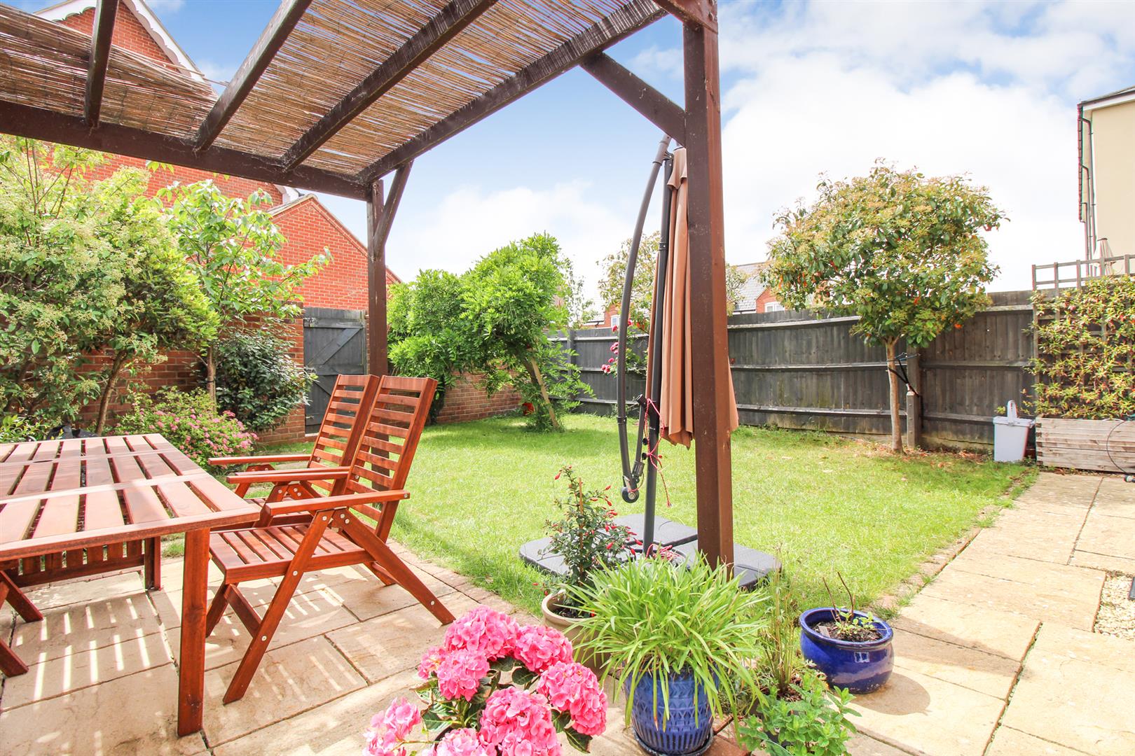 3 bed property in Greenkeepers Road, Bedford